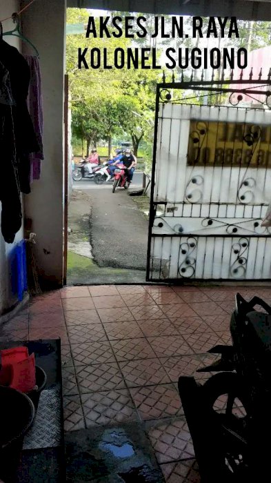 Rumah pingir jalan raya dipakai untuk usaha