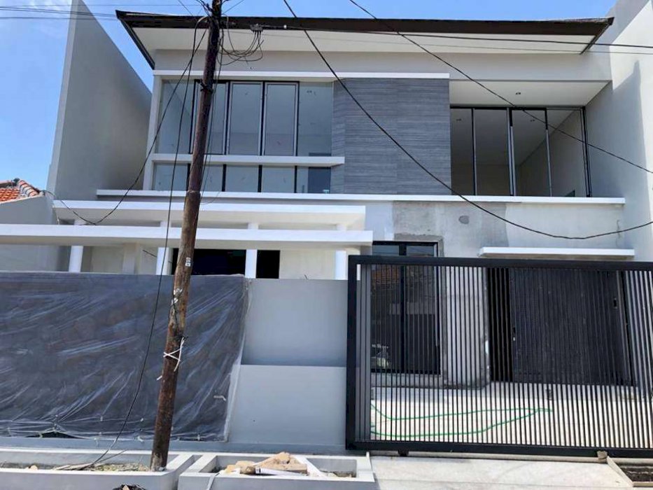Rumah Baru Lux Aman 2 Lantai di Jalan Manyar Tirtoyoso Selatan, Kota Surabaya