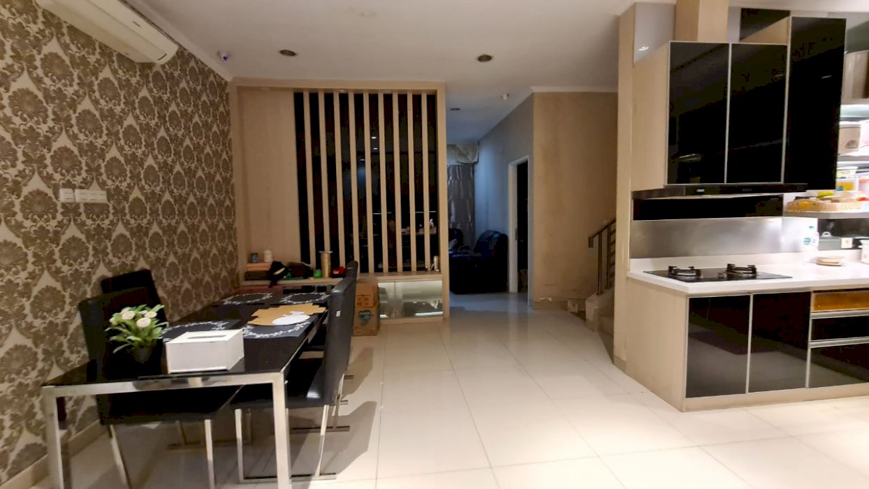 Rumah 2 lantai di Puri Mansion Jakarta Barat