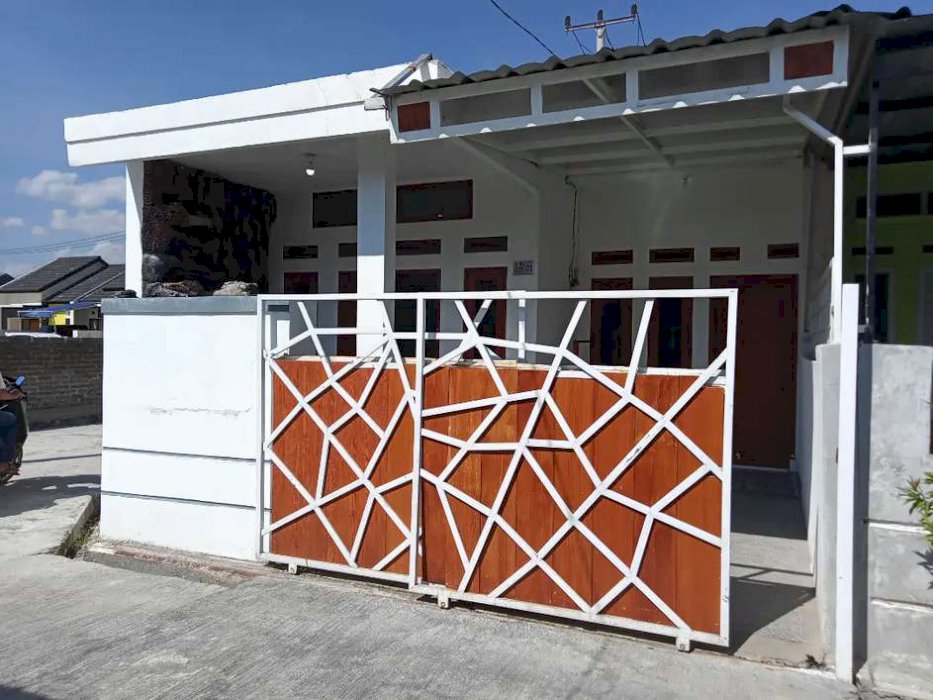 Rumah siap huni posisi hoek dekat pintu masuk perum