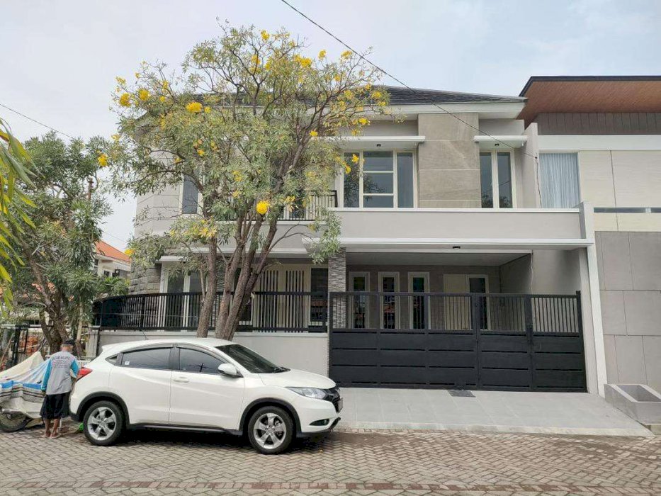 Rumah Lokasi Strategis Posisi Hoek di Jalan Raya Manyar Tirtoasri 2 Lantai