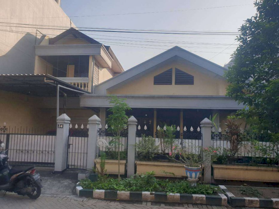 Rumah di Jalan Ketintang Madya, Daerah Jambangan, Kota Surabaya