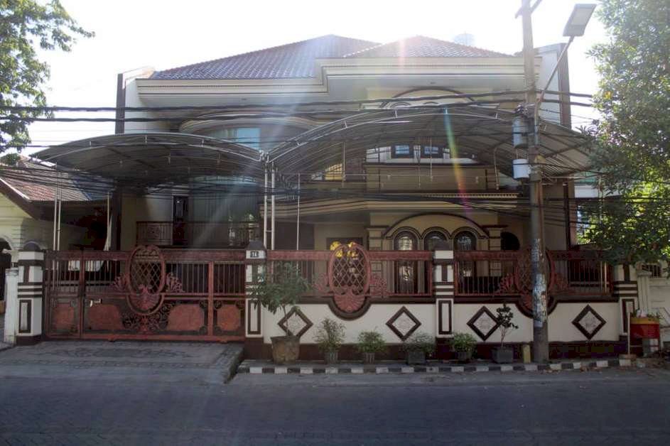Rumah Mewah dan Lokasi Strategis di Jalan Raya Panjang Jiwo Permai, Dekat UBAYA