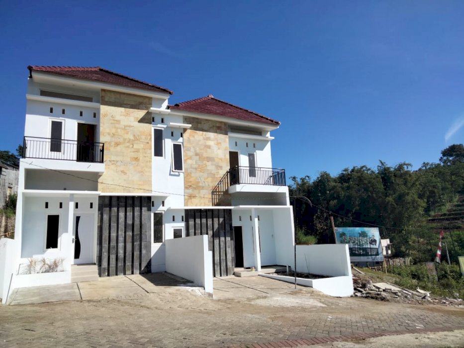 Rumah 2 lantai poros jalan raya Dau