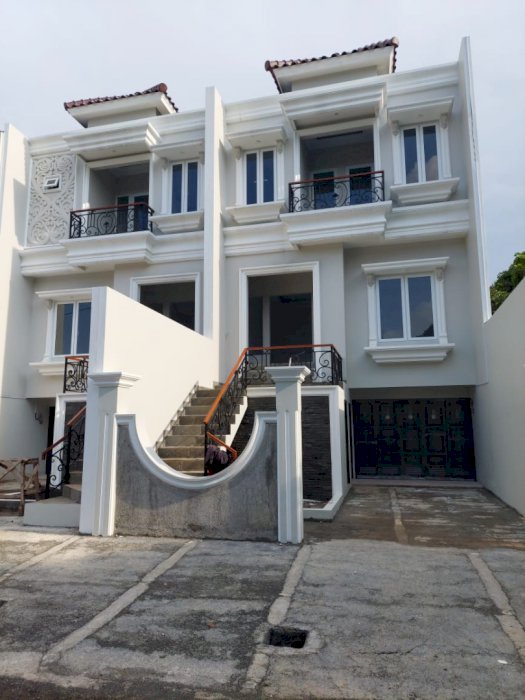 Rumah Mewah Private Pool Dalam Cluster Dekat Tol TB Simatupang