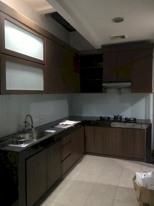 Rumah 2.5 lantai di Green Lake City