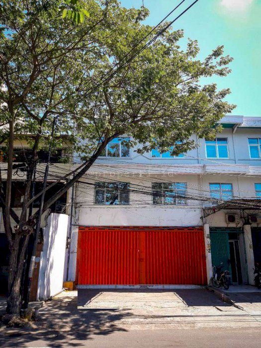 Dijual atau Disewakan Ruko Lokasi Strategis di Jalan Pucang Anom Timur (Unit A)