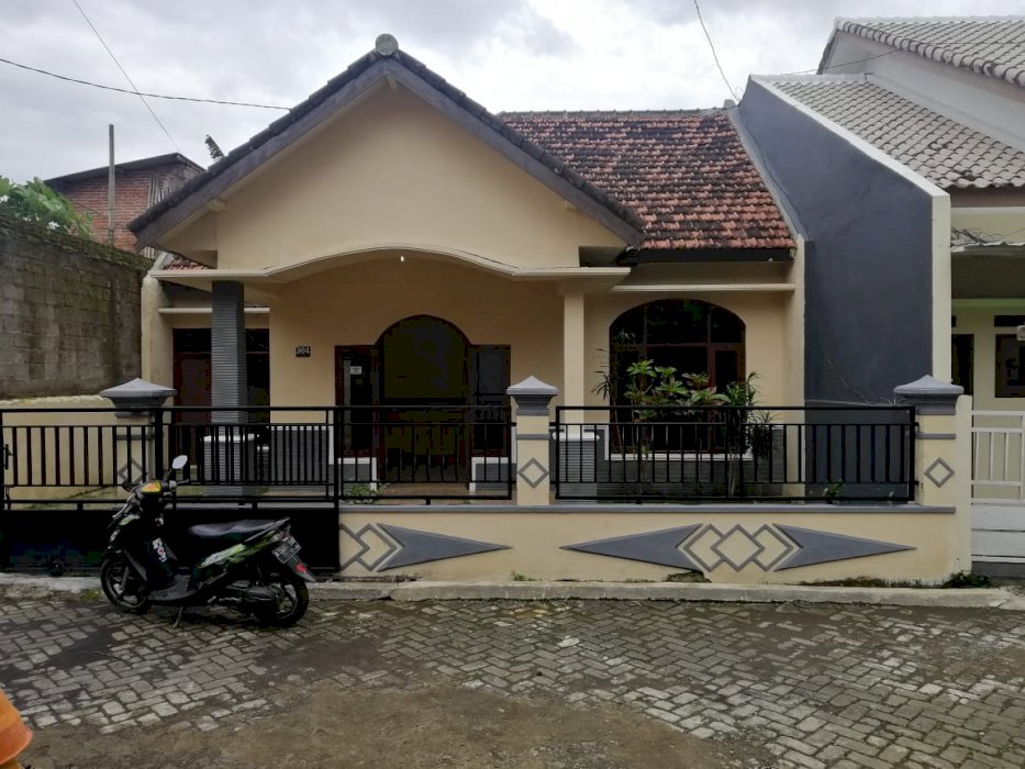  BU: Rumah murah Karangploso halaman luas. .