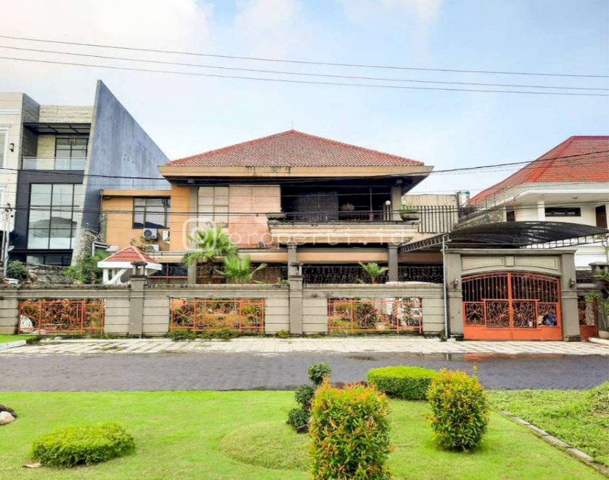 Rumah Mewah Classic Hitung Tanah Saja Siap Huni di Jalan Raya Darmo Permai II