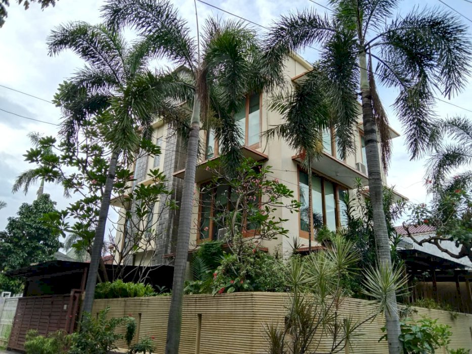 DIJUAL Rumah Mewah 3,5 Lantai Puri Indah