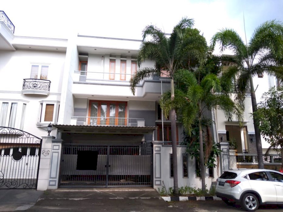 DIJUAL RUMAH LOKASI ELIT 2,5lantai