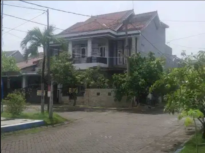Rumah bagus hook semi furnish 2 lantai strategis, aman, dekat bandara