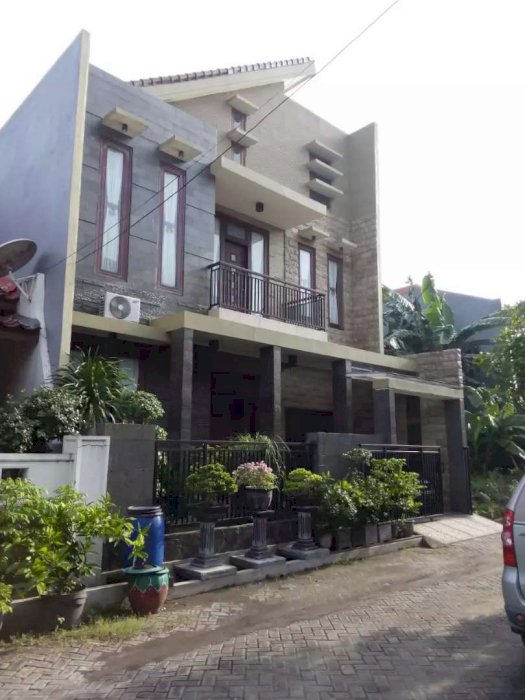 Dijual rumah di taman jambangan surabaya