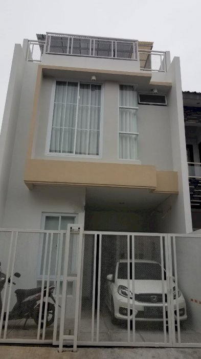 Rumah 4 lantai di metland puri