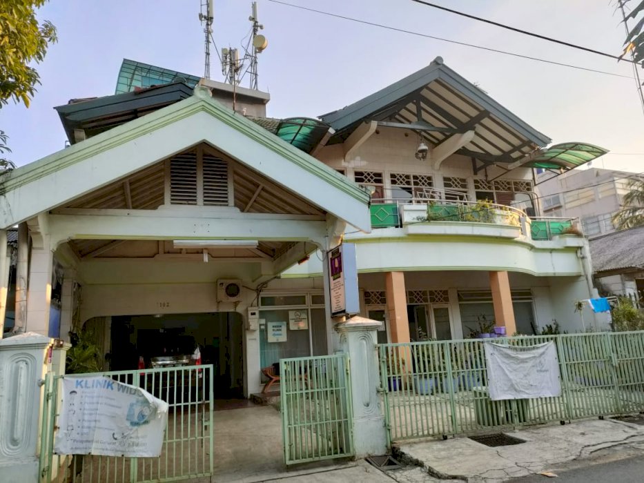 Rumah Dan Klinik Bersalin Berukuran Luas Di Jatinegara, Jakarta Timur