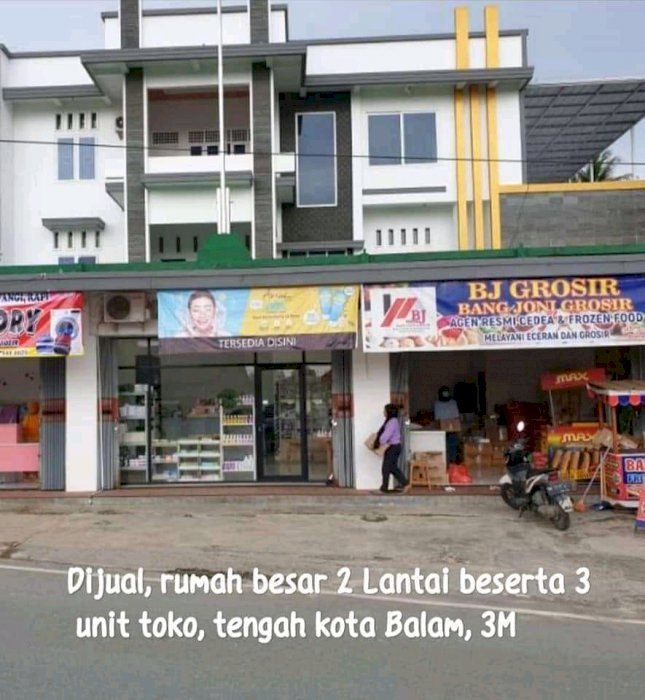 Rumah besar 2 lantau beserta 3 unit toko