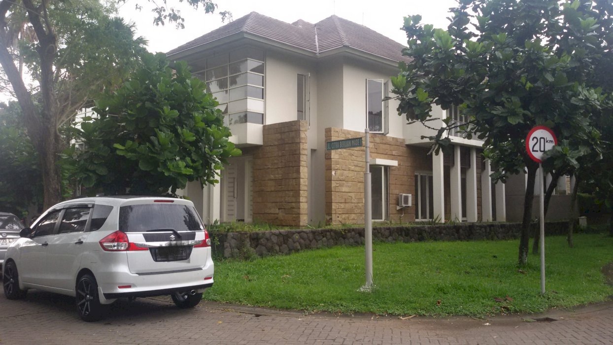 108. Dijual rumah murah di Diamond Hill Citraland Surabaya Barat