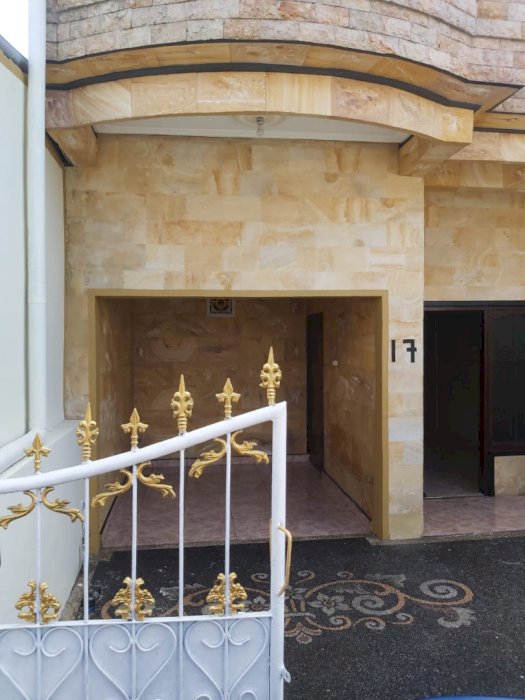 Dijual rumah lantai 2 di area padonan Canggu Badung bali strategis