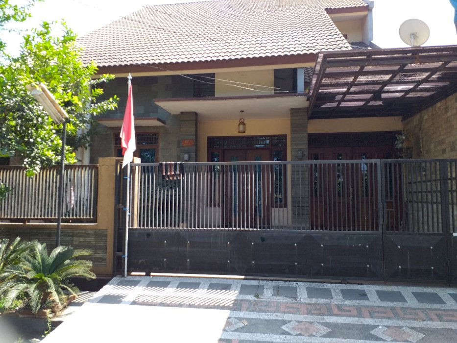 Rumah Asri Artistik Semi Furnished