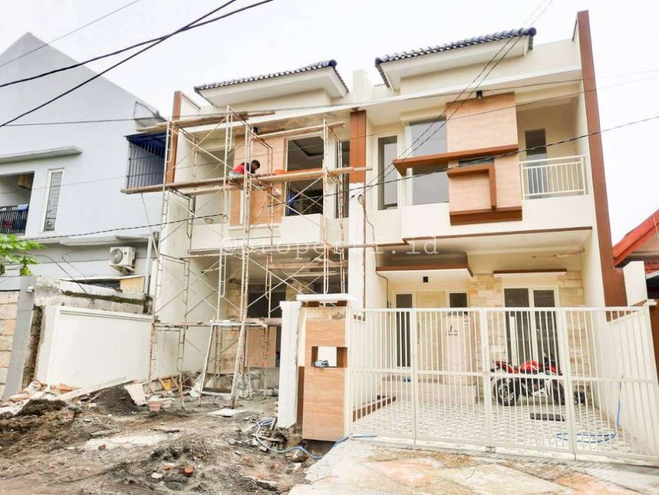 Rumah Konsep Modern dan Minimalis Di Jalan Rungkut Harapan Rangka Galvalum SHM