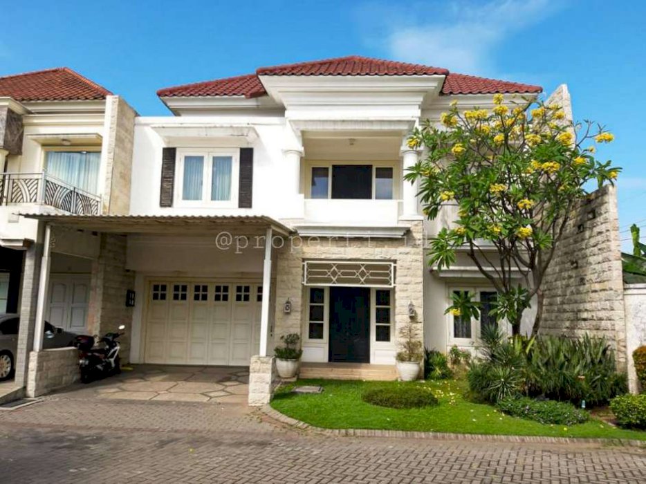 Rumah Konsep Classic Dan Luxury di Perumahan Jemursari Regency Lingkungan Pivate