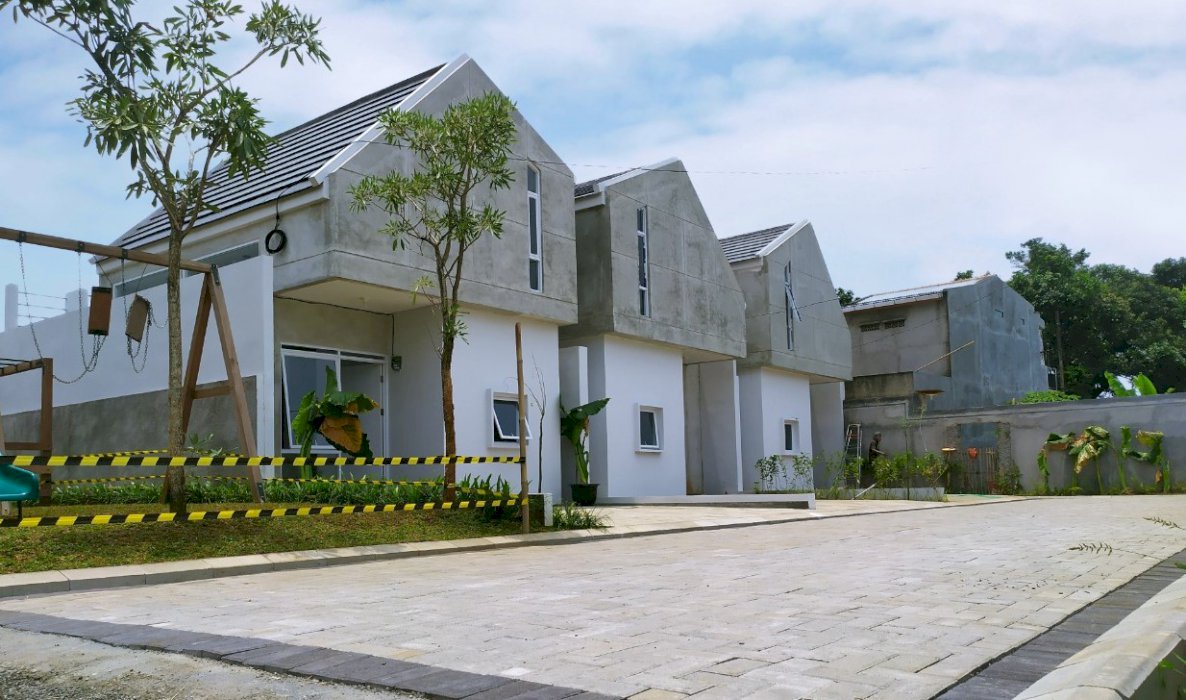Rumah Modern Minimalis Ada Mezzanin, Play Ground & Lapangan Basket di Sukatani