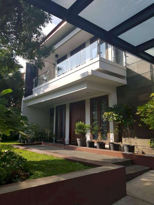 816. Dijual rumah terawat mewah siap huni Graha Family Surabaya Barat