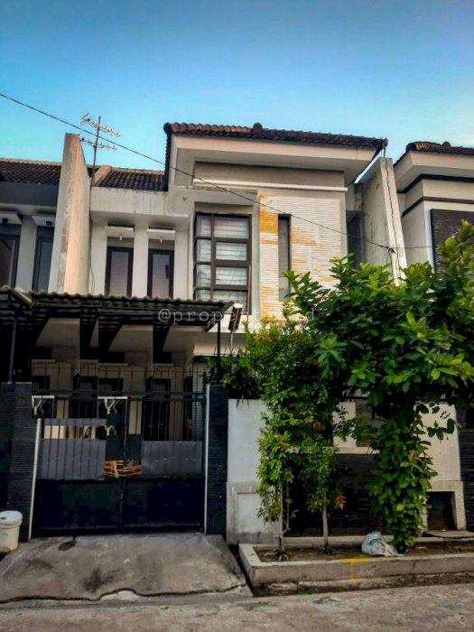 Rumah Kondisi Bagus dan Terawat Siap Huni Di Jalan Babatan Pantai Utara 2 Lantai