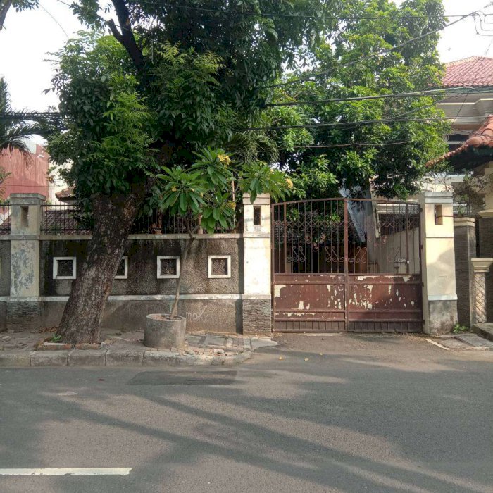 Rumah Besar Hitung Tanah Lokasi Strategis di Jalan Slamet Depan Grand City Mall