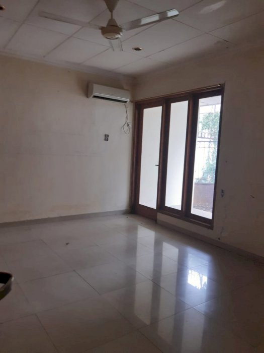 Dijual rumah tanah luas, lingkungan aman, S-pool
