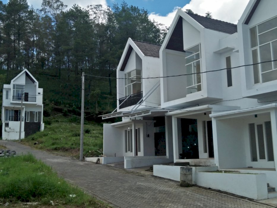 Rumah konsep villa dengan dekat pariwisata coban Rondo