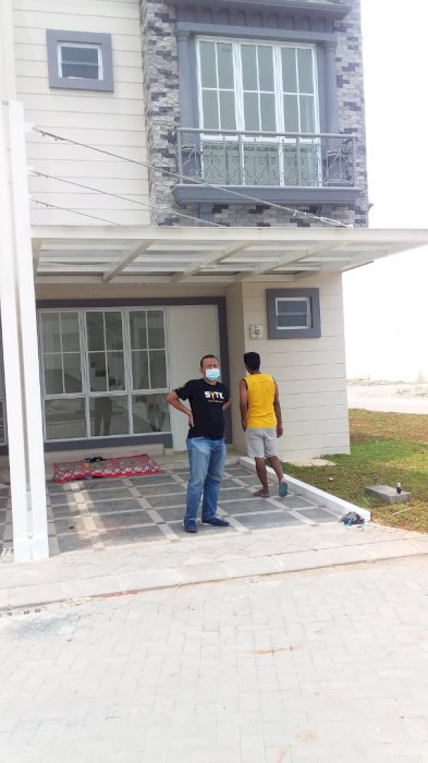 Rumah 2 lantai denga  fasilitas lapangan olah raga