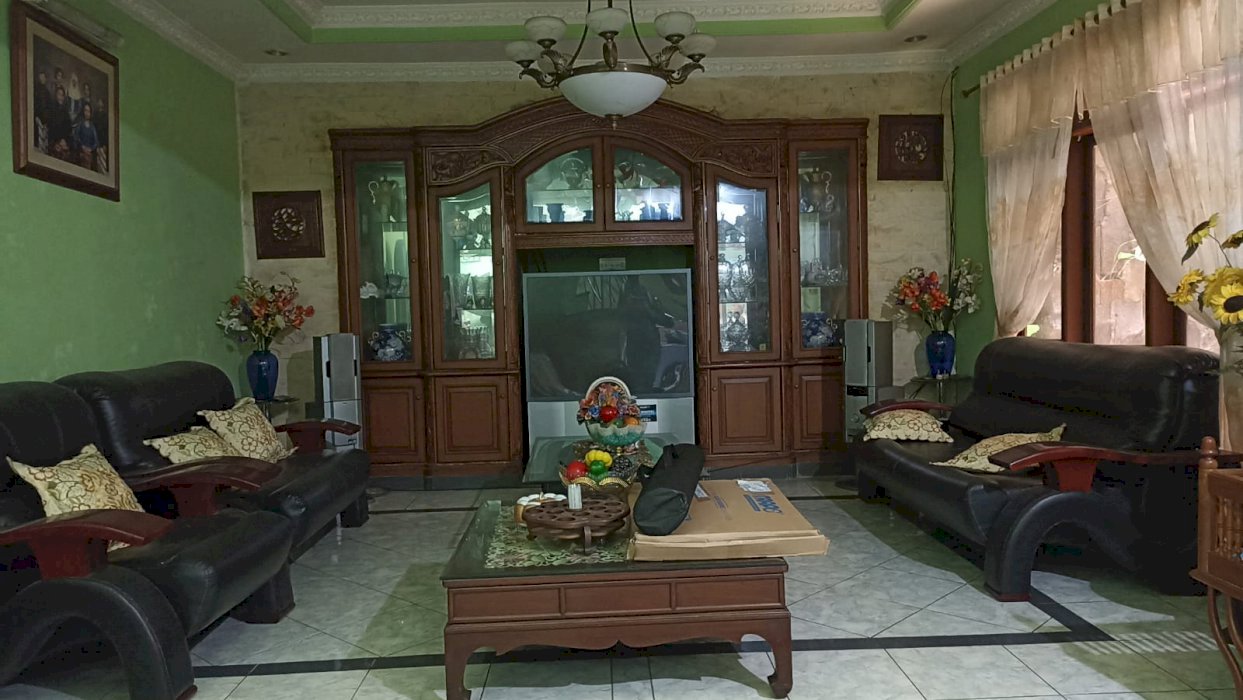 Dijual Rumah Klasik 2 lantai Asri Semi Furnished Per.Palem Indah