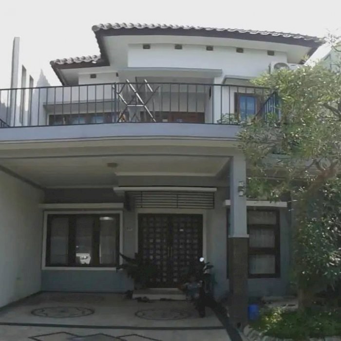 Rumah Mewah 2 Lantai Siap Huni di Royal Ketintang Regency