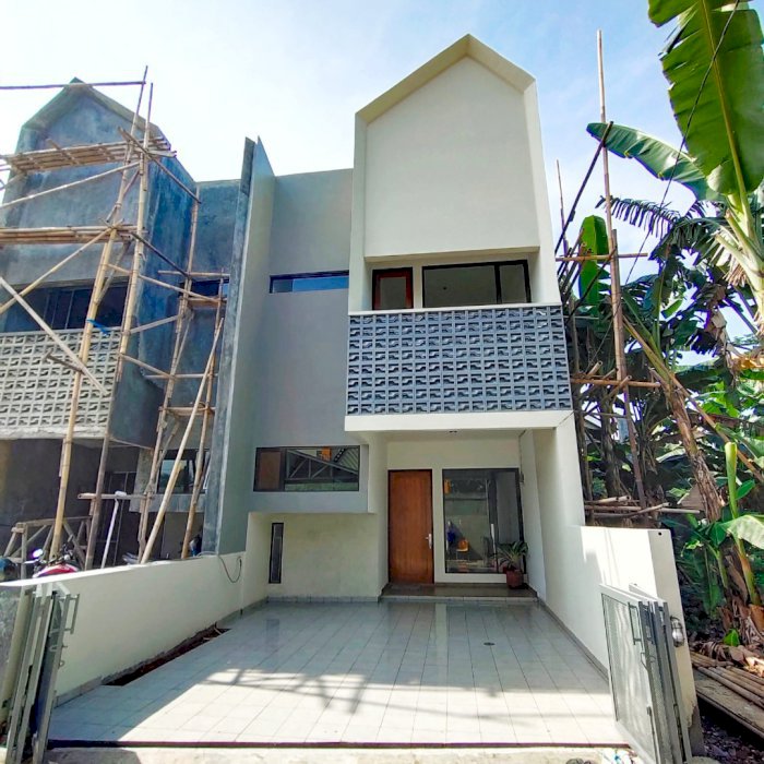 RUMAH 2 LANTAI READY DLM KOMPLEK JATI MEKAR JATI ASIH BEKASI