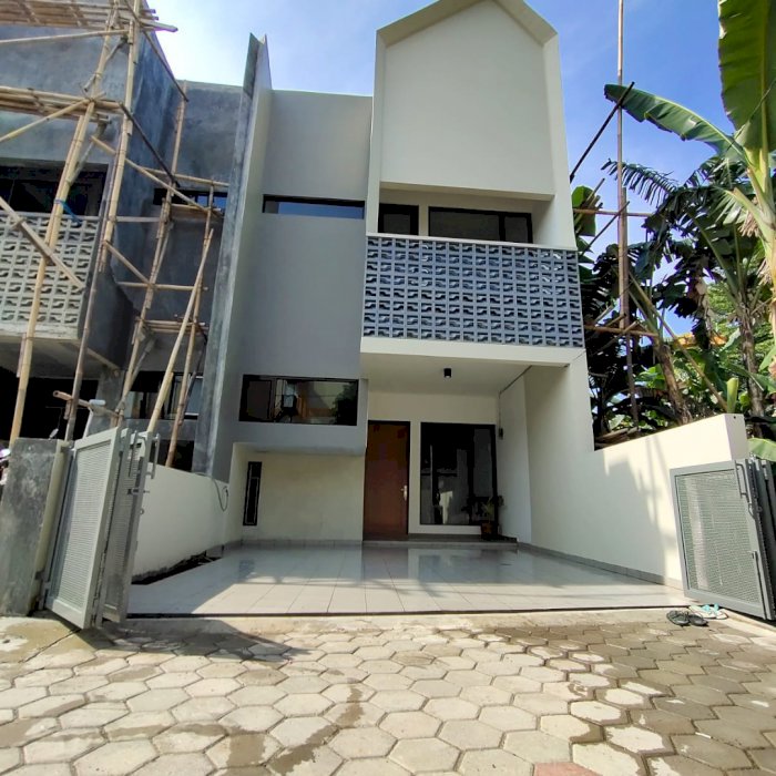 DI JUALNRUNAH 2 LANTAI DLM KOMPLEK JATI MEKAR JATI SAMPURNA BEKASI