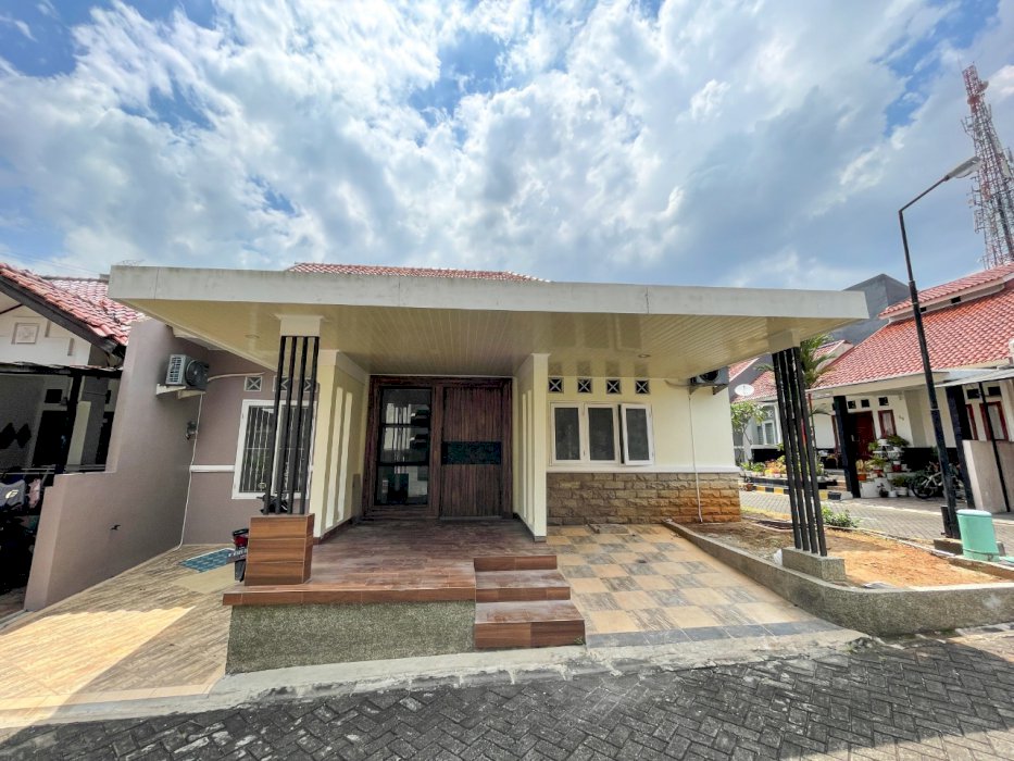 Dijual Rumah HOOK Semi Furnished SHM di Limo Depok