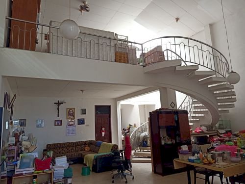 RUMAH KOTEMPORER LUAS DAN NYAMAN...KLAMPIS ANOM SURABAYA