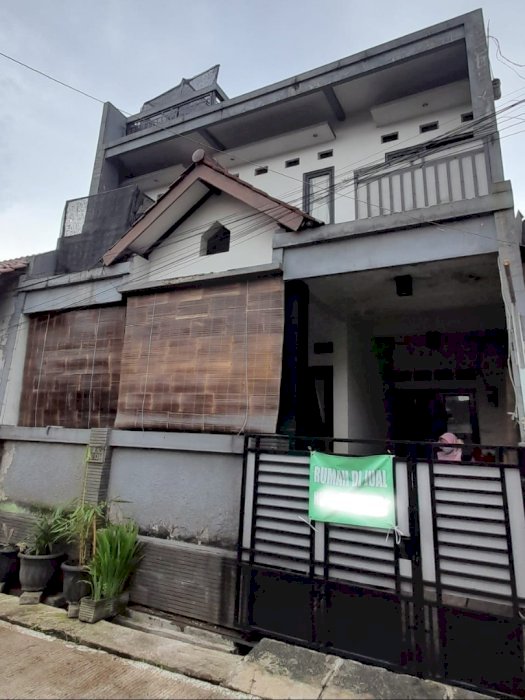 RUMAH SECOND 2 LANTAI SIAP HUNI DEKAT ALUN-ALUN DEPOK BANYAK BONUSNYA