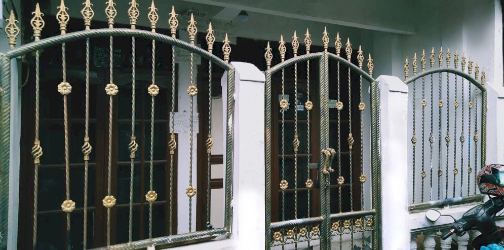 DI JUAL CEPAT RUMAH 3 Lantai BU - 895 juta NEGO. dekat UNIVERSITAS INDONESIA.