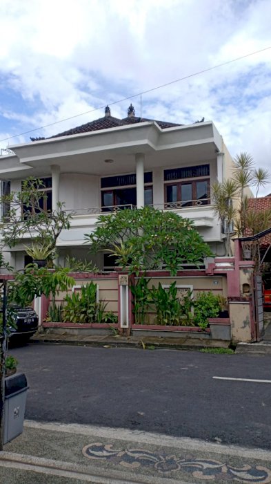 Dijual rumah lantai 2 megah dan lega dikawasan jl Tukad citarum renon