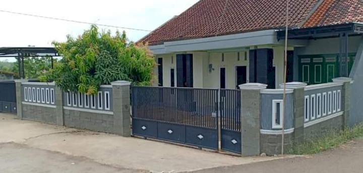 Rumah idaman keluarga di kampung yang damai