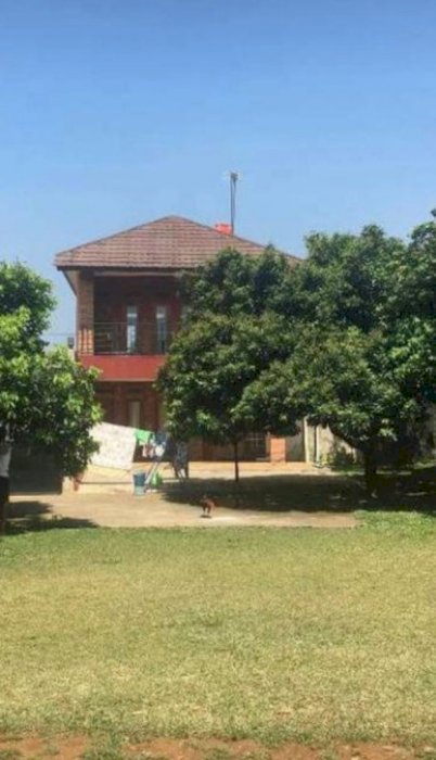 Villa suasana asri dengan taman yang luas