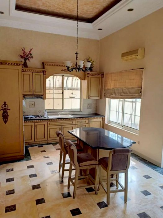 DISEWAKAN RUMAH MEWAH DIKAWASAN LIPPO KARAWACI LOKASI SANGAT STRATEGIS