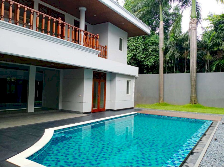 Rumah hoek 3 lantai siap huni luas 790m2 Type 4KT Pondok Pinang Kebayoran Lama Jakarta Selatan