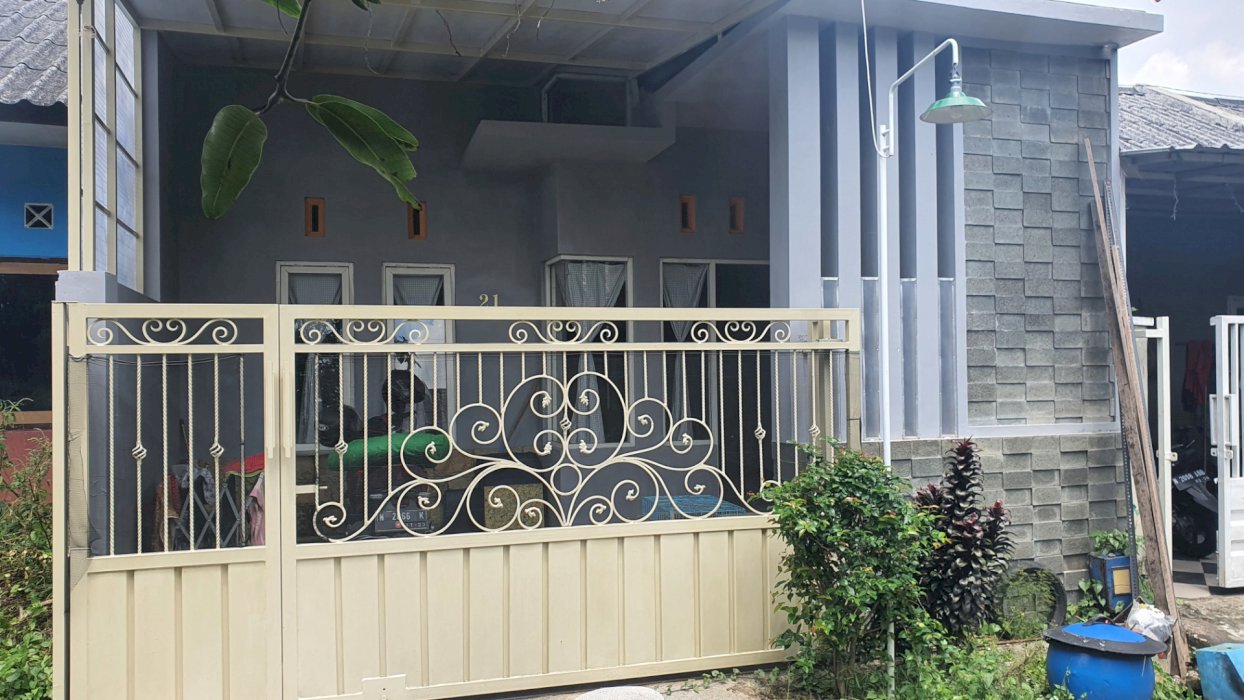 Rumah minimalis 2 lantai dengan 2 kamar tidur & 1 kamar mandi