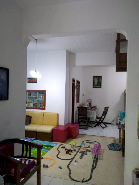 Dijual cepat rumah dengan pekarangan luas