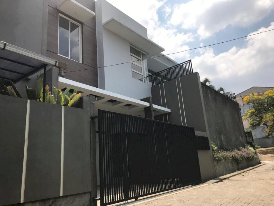 Rumah mewah fasilitas kolam renang pribadi di Tengah Kota Semarang