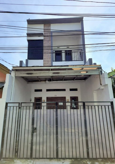 Dikontrakkan/Disewa Rumah 2 1/2 Lantai Daerah Menteng Atas,Jakarta Selatan