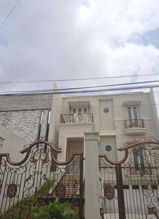 Dijual Rumah 3lt siap huni private pool, luas 400m2 type 5+2KT Cipinang Jakarta Timur
